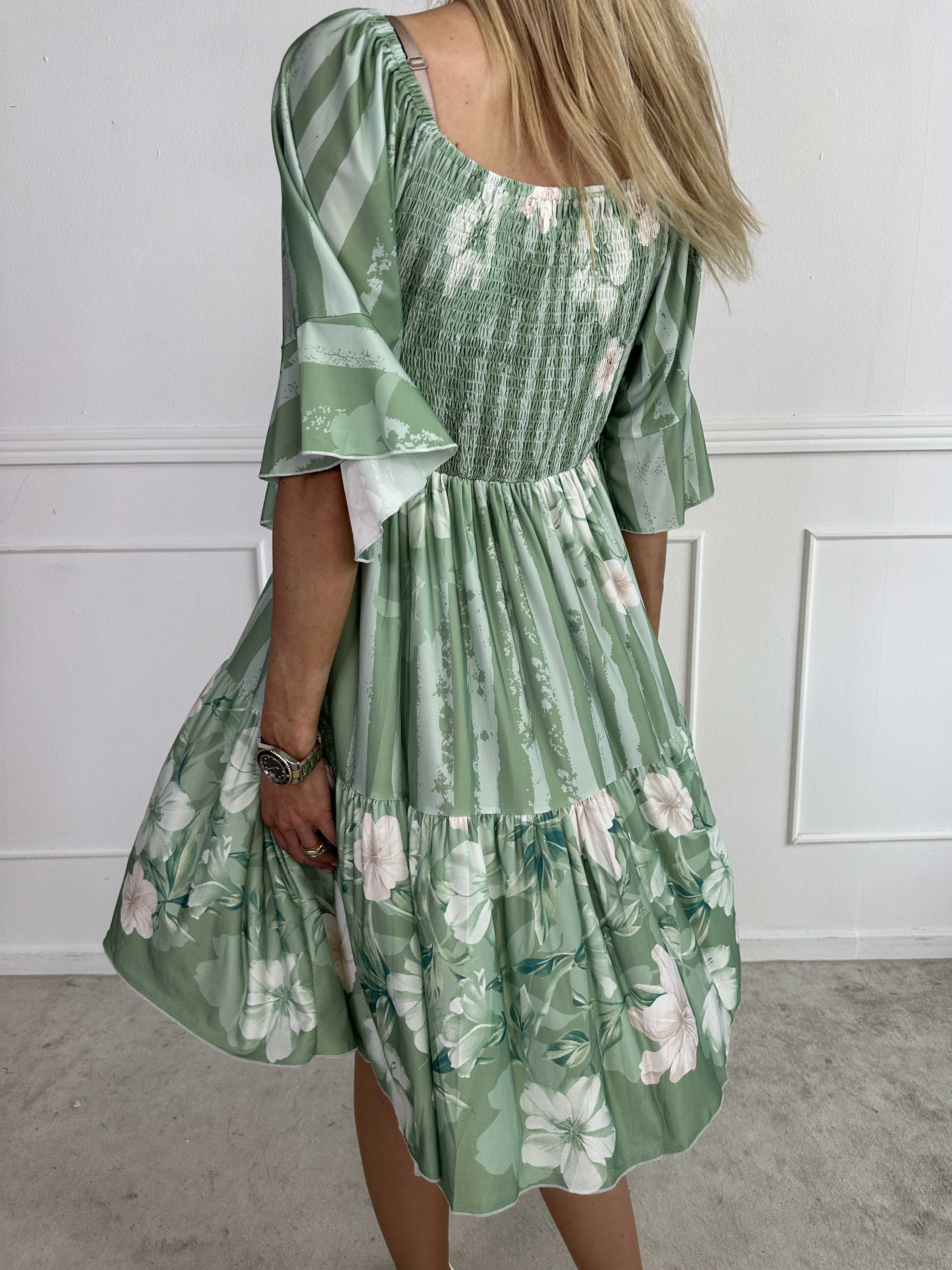 Elna Floral Stripe Short - Blommig elastisk klänning med smockat bröst